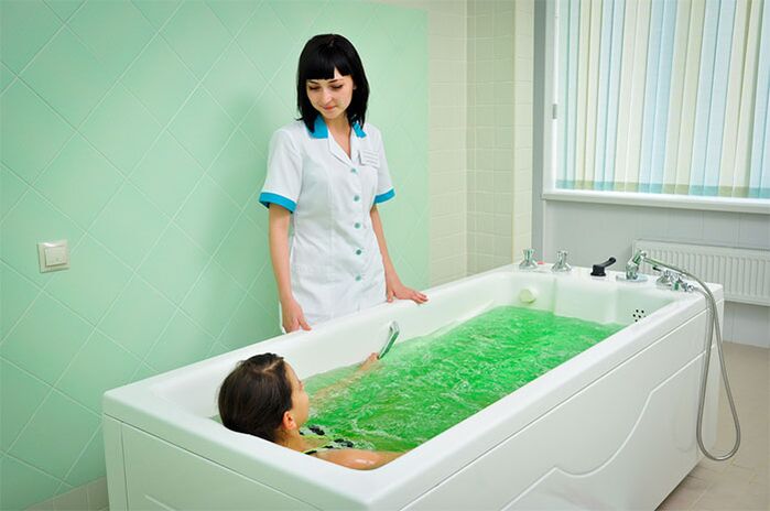 Fare un bagno terapeutico è una procedura efficace nel trattamento dell'artrosi