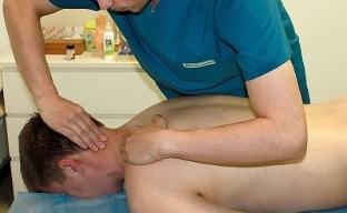 massaggio del rachide cervicale per l'osteocondrosi
