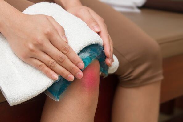 Impacco terapeutico sull'articolazione del ginocchio per alleviare il dolore