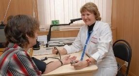 Misurazione della pressione sanguigna all'appuntamento del medico
