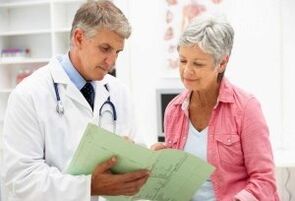 Una donna con artrite all'appuntamento per un medico